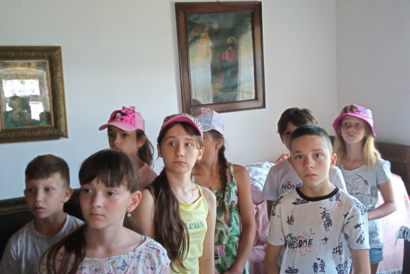 Iskolai csoport a tájháznál - Návšteva žiakov v obecnom dome